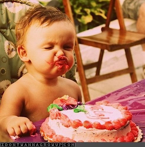 Bebê com a cara no bolo